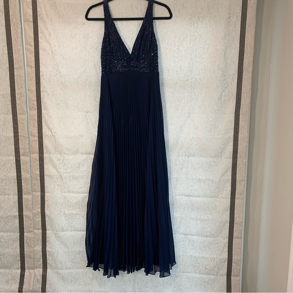 Pleated Blue evening gown - Picture 7 of 8